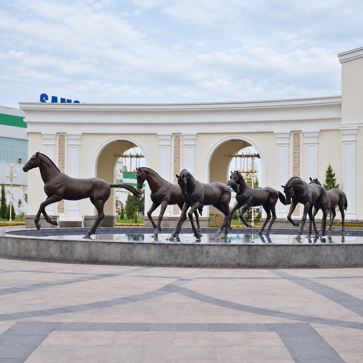 bronze horse sculpture